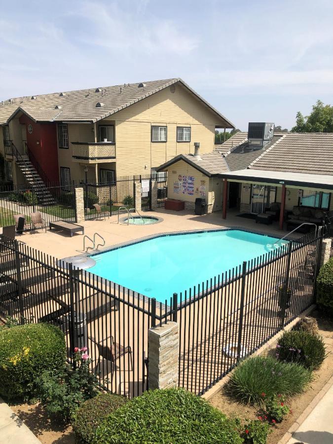Whispering Meadows Apartments Bakersfield Exteriör bild